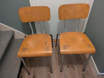 2 oude schoolstoeltjes beschikbaar voor biedingen