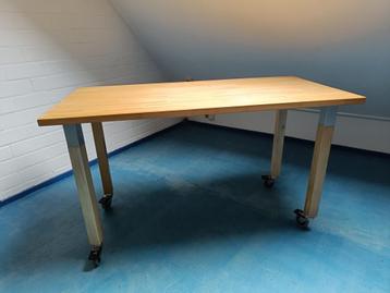 bureautafel beschikbaar voor biedingen