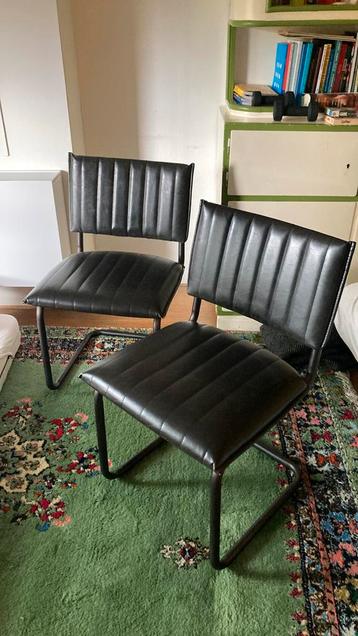 Drie leren stoelen, eetkamerstoelen met metalen frame beschikbaar voor biedingen