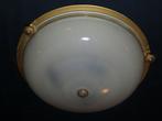 Plafonniére met een geslepen glaskap  strakke messing rand