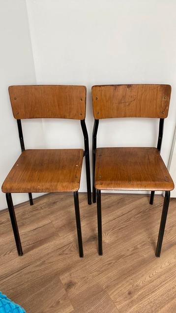 Twee retro stoelen beschikbaar voor biedingen