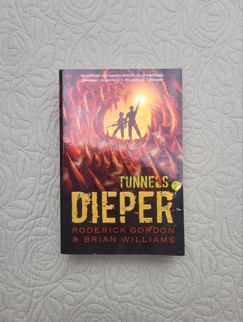 Roderick Gordon - Dieper - Tunnels deel 2, Boeken, Kinderboeken | Jeugd | 13 jaar en ouder, Zo goed als nieuw, Ophalen of Verzenden