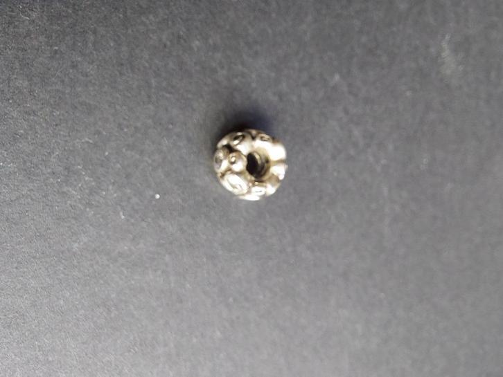 Aangeboden een originele Pandora bedel met zirkonia's (13), Sieraden, Tassen en Uiterlijk, Bedels, Gebruikt, Pandora, Zilver, Ophalen of Verzenden
