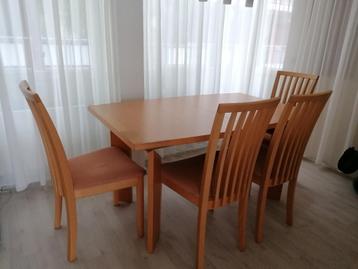 Uitschuifbare eettafel + 4 stoelen (in zeer goede staat) beschikbaar voor biedingen