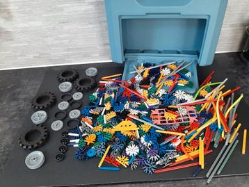 K'nex bouwstenen bijna 700 onderdelen in echte k'nex bak  beschikbaar voor biedingen