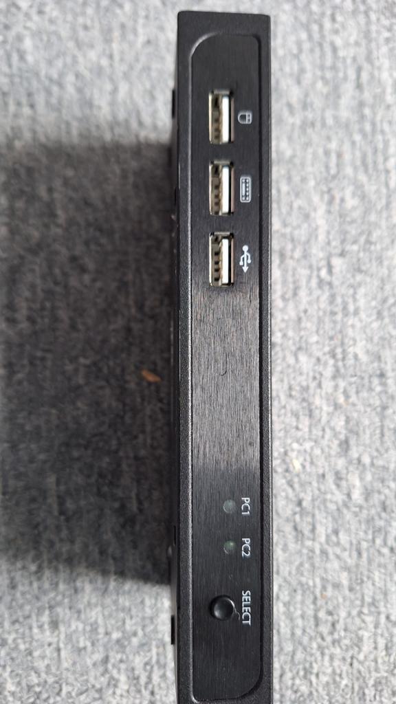 Kvm switch schakelen tussen 2 pc's displayport, Computers en Software, Dockingstations, Zo goed als nieuw, Docking station, Laptop