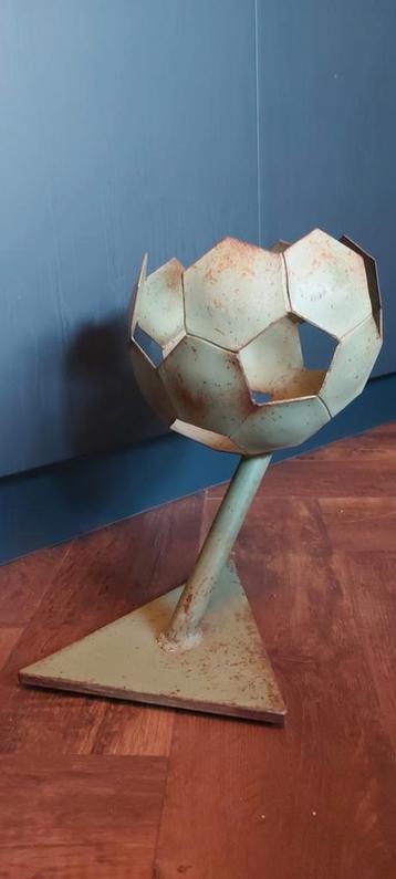 Metalen Voetbal Bokaal / Beeld - Groen met Roest beschikbaar voor biedingen
