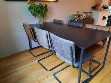 Zwarte klassieke eettafel met 6 stoffen eetkamer stoelen 