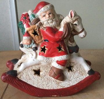 Aardewerk kerstman op schommelpaard theelichthouder  beschikbaar voor biedingen