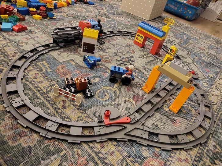 DUPLO TREIN REMISE, Kinderen en Baby's, Speelgoed | Duplo en Lego, Gebruikt, Duplo, Complete set, Ophalen of Verzenden