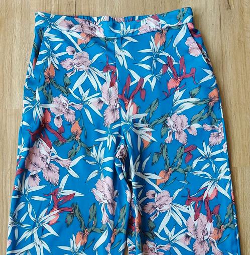VILA wijde zomer broek, blauw gebloemd maat 40, Kleding | Dames, Broeken en Pantalons, Zo goed als nieuw, Maat 38/40 (M), Blauw