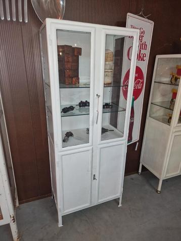 oude vintage vitrine apotheek doktor medicijnkast  beschikbaar voor biedingen