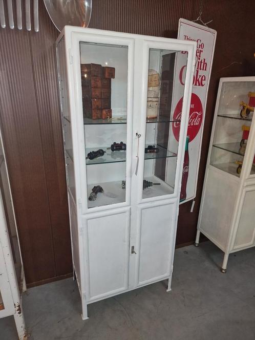 oude vintage vitrine apotheek doktor medicijnkast, Huis en Inrichting, Kasten | Vitrinekasten, Gebruikt, 150 tot 200 cm, 50 tot 100 cm