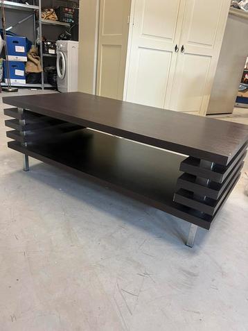 Moderne salontafel donkerbruin met metalen poten beschikbaar voor biedingen