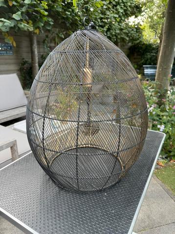 Stalen hanglamp zwart messing. Rond en ruimtelijk beschikbaar voor biedingen