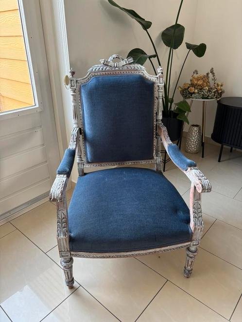 Antieke stijl fauteuil met blauw bekleding, Huis en Inrichting, Fauteuils, Gebruikt, Hout, 50 tot 75 cm, Minder dan 75 cm, Ophalen