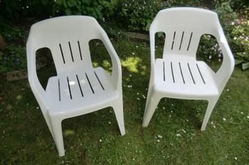 2 stapelbare witte kunststof tuinstoelen - Jardin beschikbaar voor biedingen