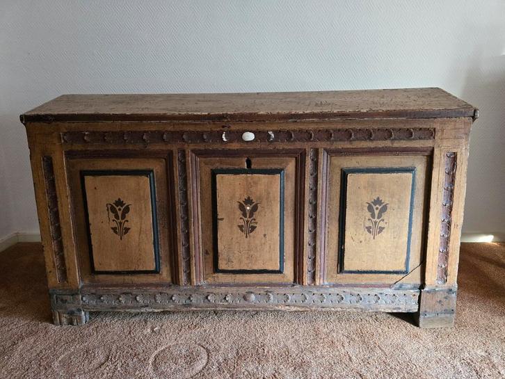 Antieke Kist uit 1800 met Decoratieve Details, Antiek en Kunst, Antiek | Meubels | Kasten, Ophalen of Verzenden