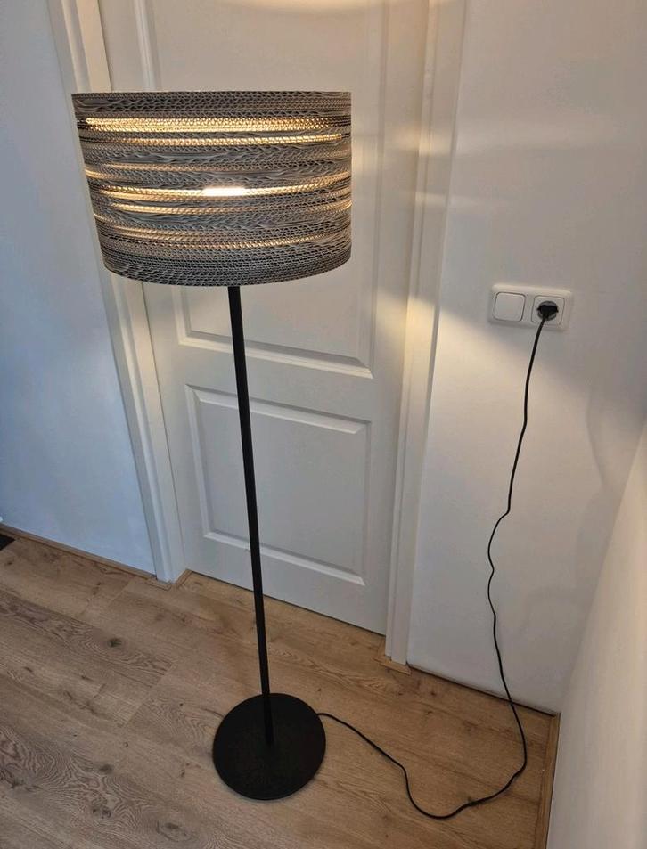 Kartent kartonnen stalamp 'Perk' (diam: 41cm, hoogte: 148cm), Huis en Inrichting, Lampen | Vloerlampen, Zo goed als nieuw, Minder dan 100 cm