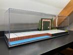 Stolp vitrine met diorama kade(51cm), Ophalen of Verzenden, Nieuw, Overige typen, Overige merken
