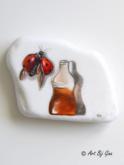 Lieveheersbeestje & een cola snoepje op Santorini steen, Antiek en Kunst, Kunst | Overige Kunst, Ophalen of Verzenden