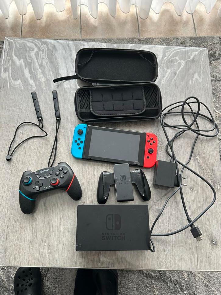 Nintendo Switch set-met extra controller, tas & polsbandje, Spelcomputers en Games, Spelcomputers | Nintendo Switch, Zo goed als nieuw