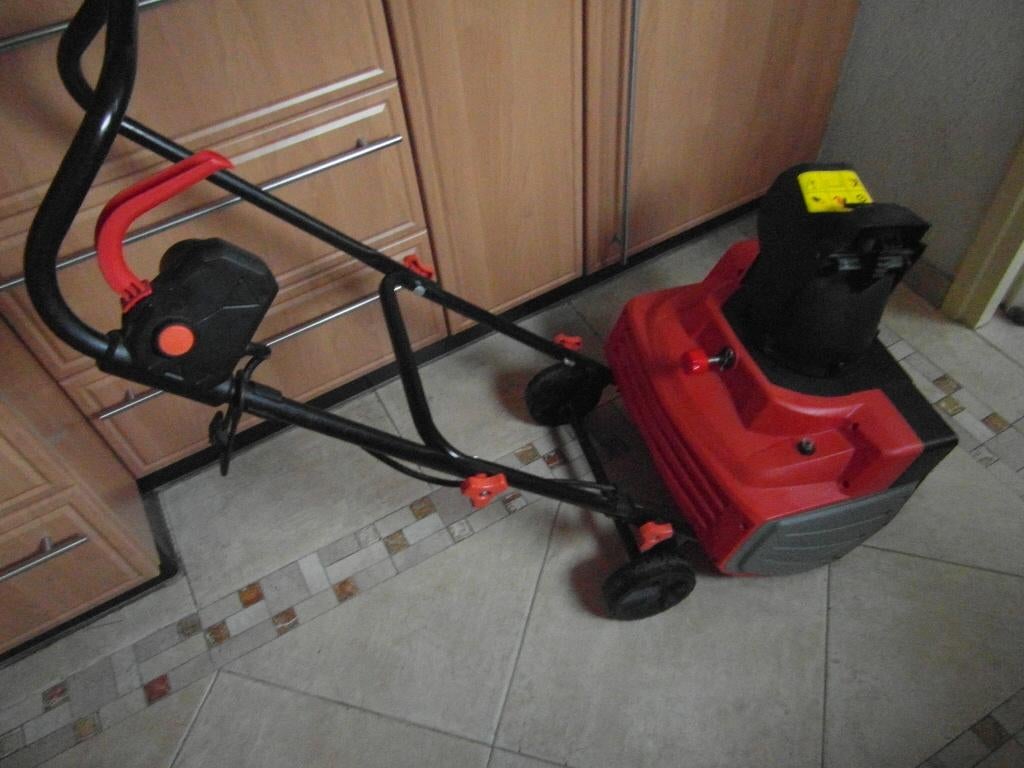 sneeuwblazer   sneeuwmachine  Elst (U), Ophalen, Zo goed als nieuw