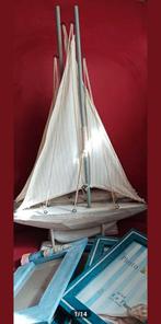 2 zeilboten op staander + 6 fotolijstjes maritiemlook, Hobby en Vrije tijd, Modelbouw | Boten en Schepen, Ophalen of Verzenden