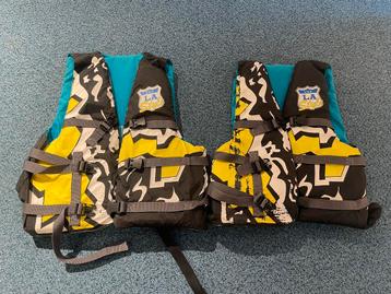 2x reddingsvest USA LA style beschikbaar voor biedingen