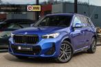 BMW X1 SDrive20i M-Sport - 360 CAMERA - HEAD UP - SFEERVERLI, Auto's, BMW, 1525 kg, 156 pk, Blauw, Bedrijf