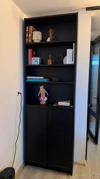 Zwarte IKEA boekenkast met deuren, Huis en Inrichting, Kasten | Boekenkasten, Ophalen, 50 tot 100 cm, Zo goed als nieuw, 150 tot 200 cm