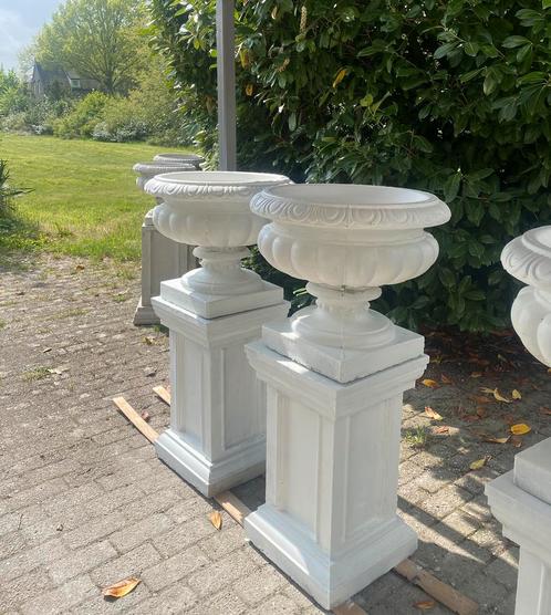 Luxe Italiaanse betonnen bloempotten op betonnen pilaren, Tuin en Terras, Bloempotten, Nieuw, Beton, Binnen, Balkon, Tuin, 40 tot 70 cm