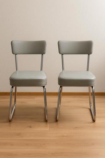 2 vintage Franse bureaustoelen beschikbaar voor biedingen