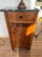 Antiek nachtkastje met stenen blad, Huis en Inrichting, Slaapkamer | Nachtkastjes, Ophalen, Zo goed als nieuw, Minder dan 45 cm