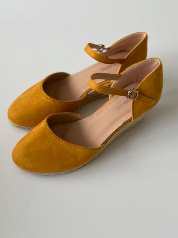 Okergele sleehakken maat 39 beschikbaar voor biedingen