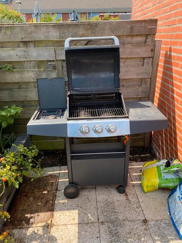 Gas bbq met hoes beschikbaar voor biedingen