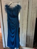 Elegante blauwe jurk met veren - Maat M/L, Kleding | Dames, Jurken, Maat 38/40 (M), Blauw, Ophalen of Verzenden, Gedragen