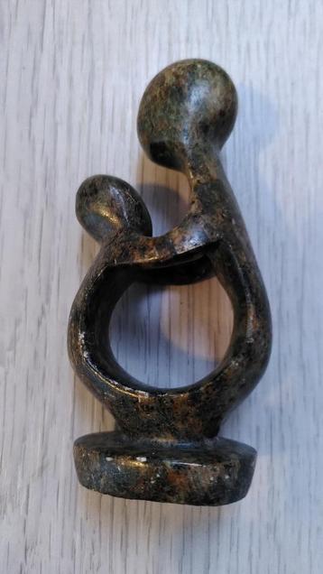 Klein stenen beeldje. beschikbaar voor biedingen
