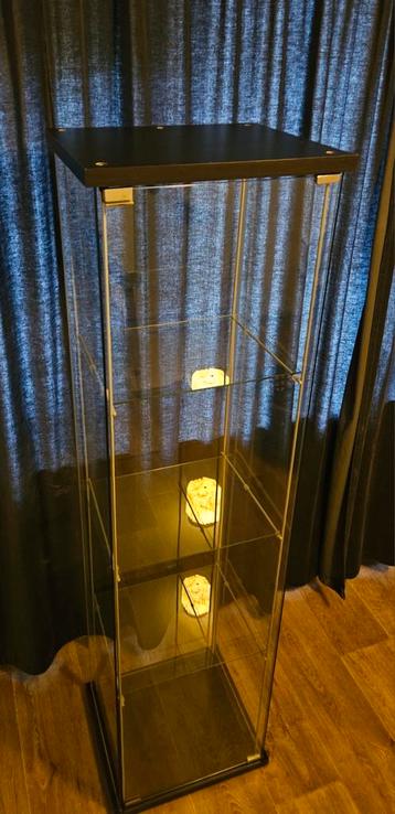 Glazen Vitrinekast - Zwart Frame - 160cm Hoog beschikbaar voor biedingen