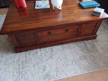 degelijke eiken salontafel met twee lade  beschikbaar voor biedingen