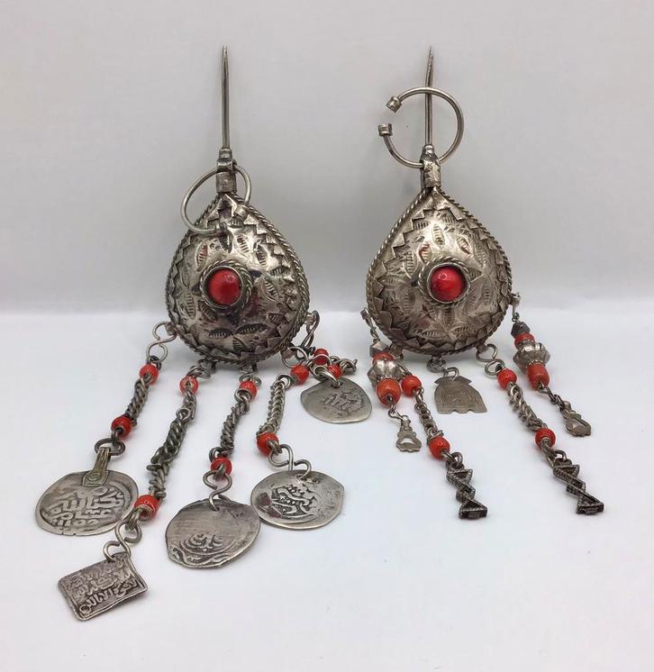 Vintage Berber broche Fibula 2 stuks zilver koraal munten, Sieraden, Tassen en Uiterlijk, Antieke sieraden, Broche, Zilver, Verzenden