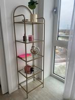 Gouden kast met glazen planken, Ophalen