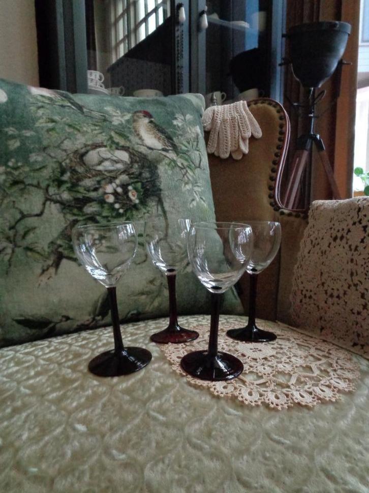 4 Vintage Aubergine Glazen / Likeur Glazen ** Mimosa **, Antiek en Kunst, Antiek | Glas en Kristal, Ophalen of Verzenden