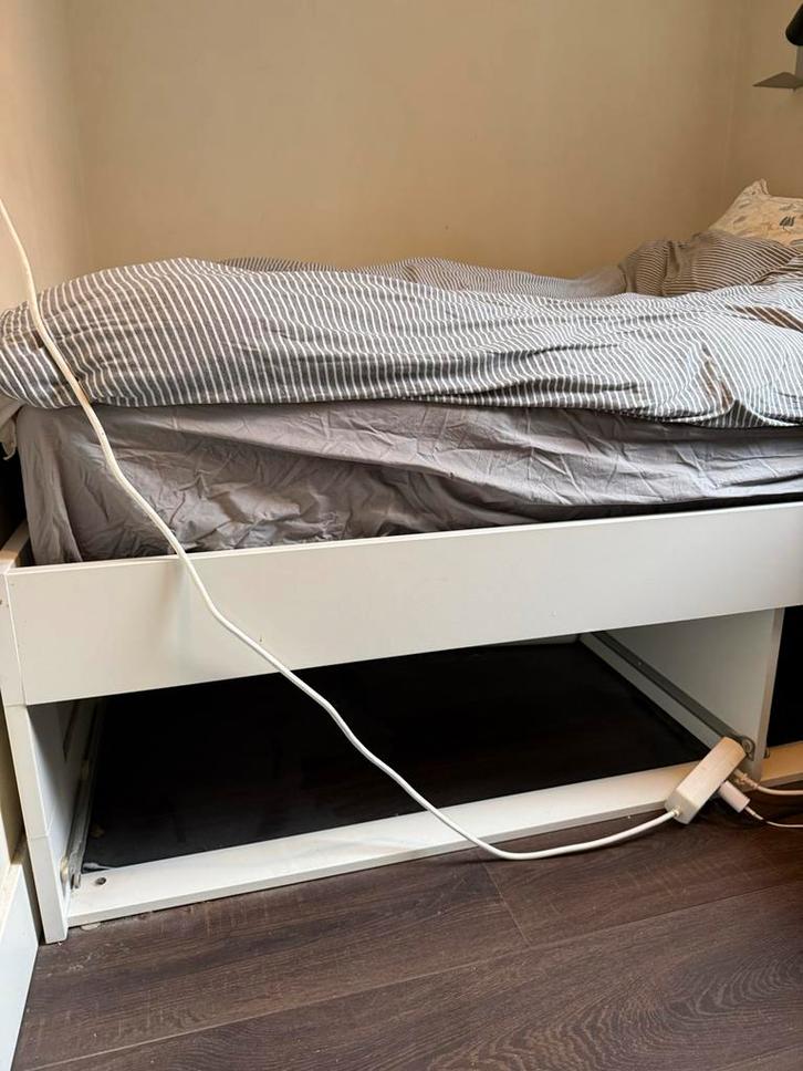 GRATIS Ikea bedframe, Huis en Inrichting, Slaapkamer | Bedden, Gebruikt, Eenpersoons, 90 cm, 200 cm, Hout, Wit, Ophalen