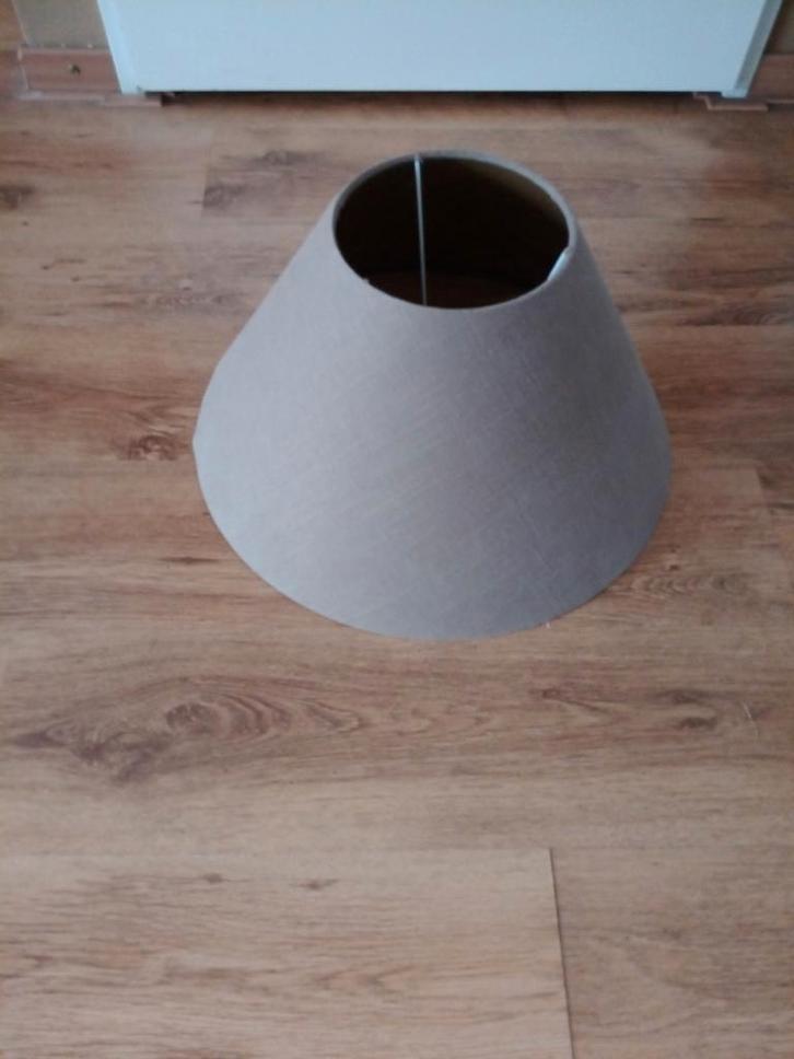 1 bruine lampenkap voor €7,50, Huis en Inrichting, Lampen | Lampenkappen, Gebruikt, 25 tot 50 cm, Rond, Bruin, Ophalen of Verzenden