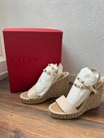 Valentino Garavani Rockstud wedge sandals maat 41, Kleding | Dames, Schoenen, Beige, Zo goed als nieuw, Valentino, Sandalen of Muiltjes