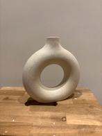 Moderne Ronde Vaas, Wit, Aardewerk of Porselein, Ophalen of Verzenden, Zo goed als nieuw