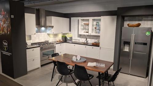 2 Showroomkeukens te koop - Tulp Waalwijk, Huis en Inrichting, Keuken | Complete keukens, Nieuw, Hoekkeuken, Wit, Graniet of Steen
