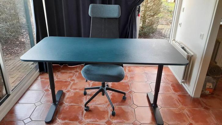 IKEA BEKANT bureau +JÄRVFJÄLLET bureaustoel+ Paragraf wielen, Huis en Inrichting, Bureaus, Gebruikt, Bureau, In hoogte verstelbaar