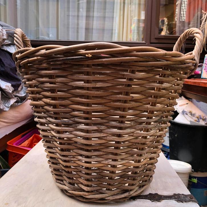 Mand, Huis en Inrichting, Woonaccessoires | Schalen en Manden, Zo goed als nieuw, Rond, Riet, Ophalen of Verzenden